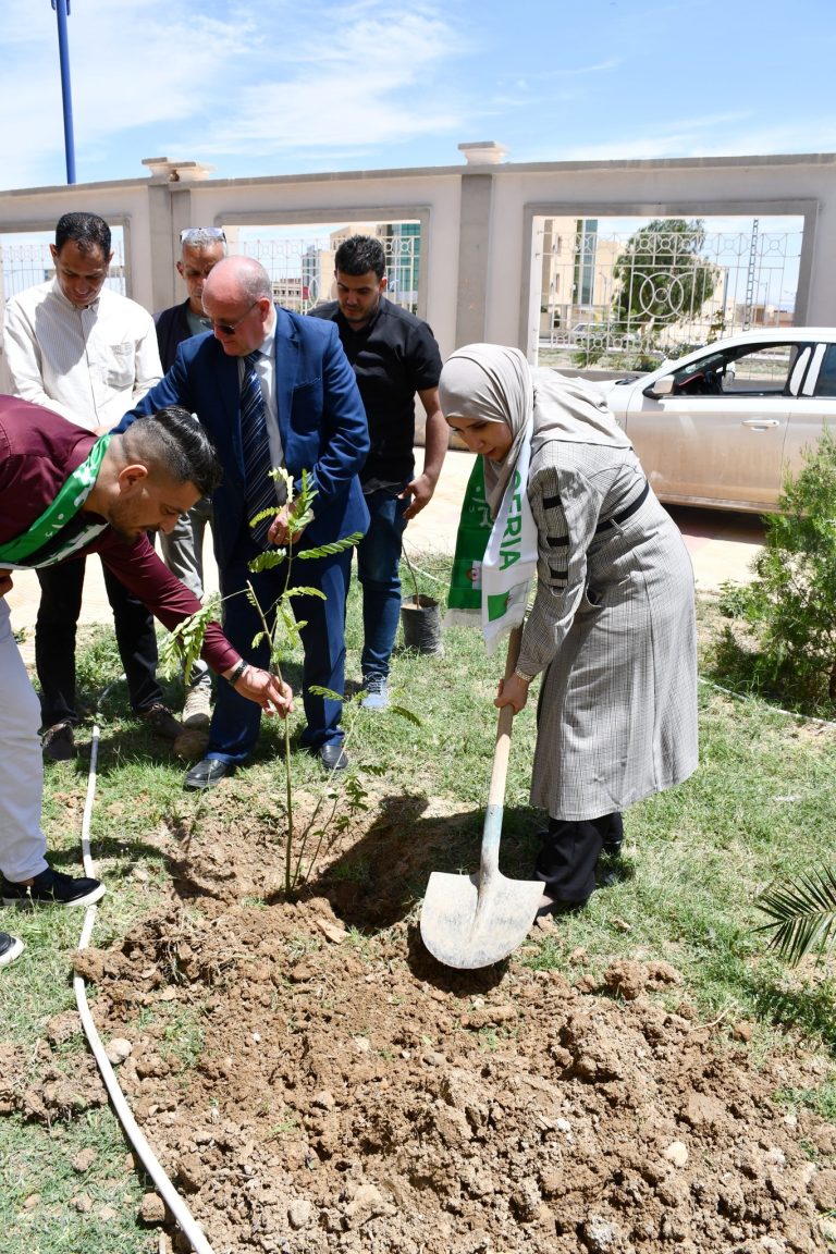 حملة تشجير بالمركز الجامعي بريكة